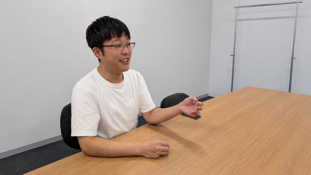 ナカシマヘルスフォース株式会社の村野様が会議室でインタビューを受けている様子